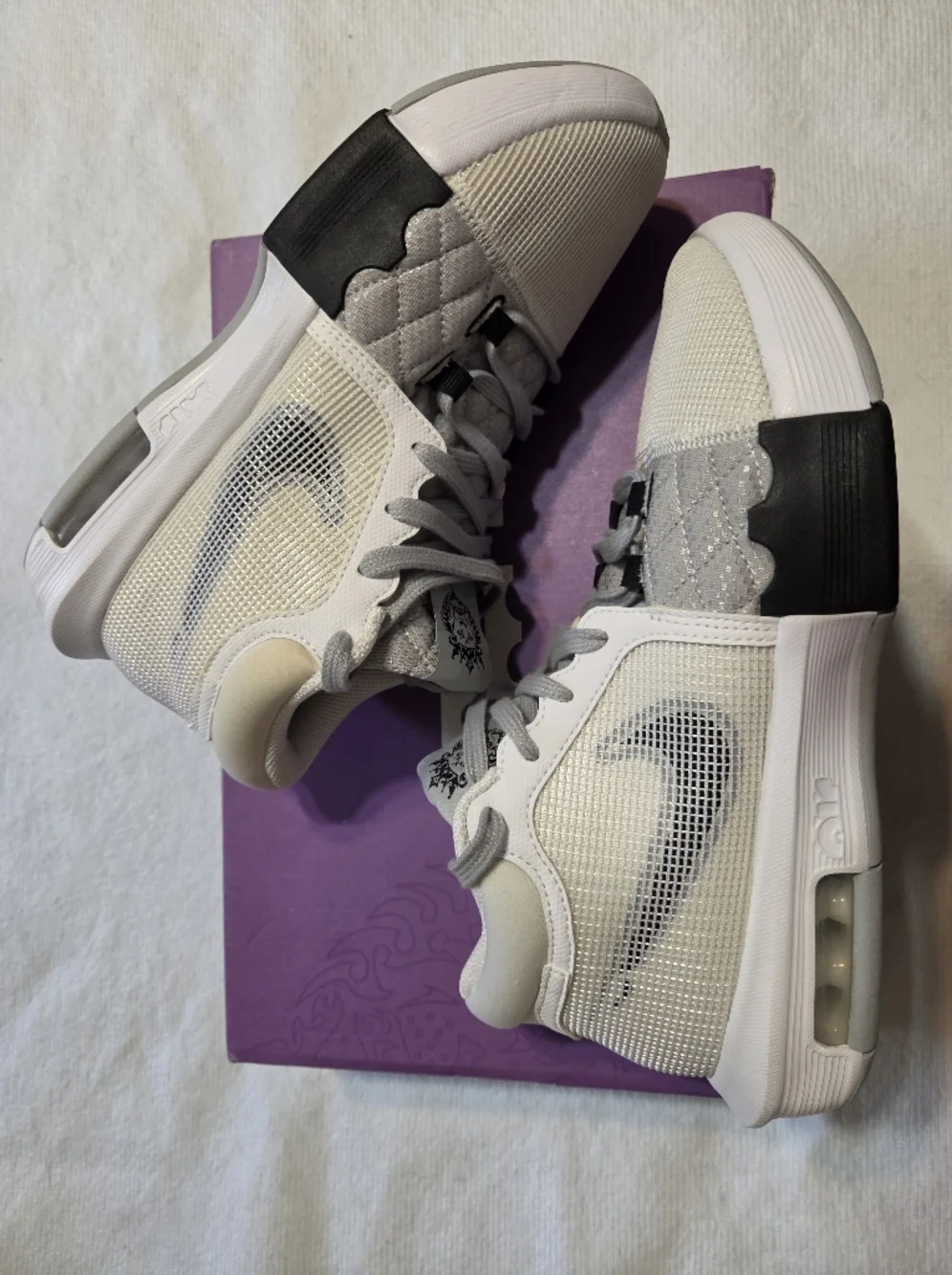 Nike Lebron Witness VIII Lion Crests Light Gray Sneakers 7 Men Or 8.5 Women. NEW
